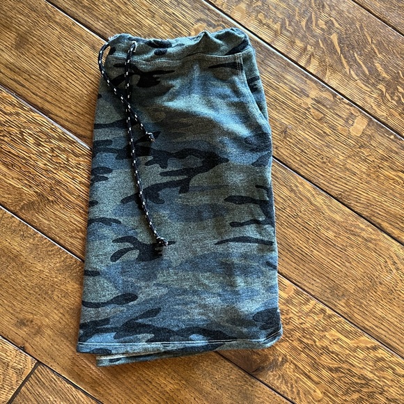 Sundry Camo Saturday Skirt - Picture 5 of 6